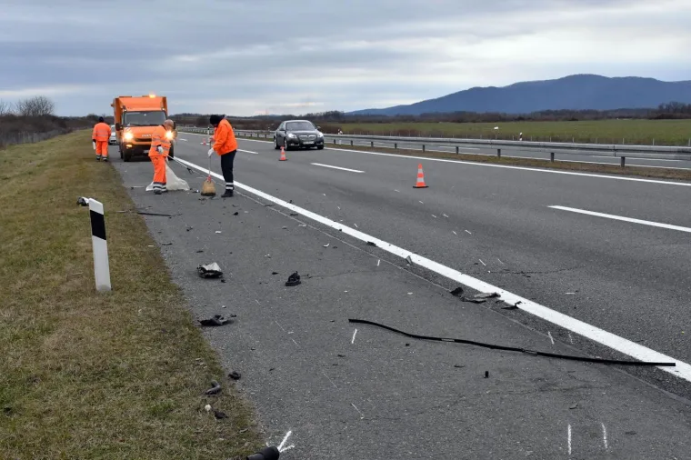 U Starom Petrovom Selu na autocesti udario autom u vojni kamion i poginuo