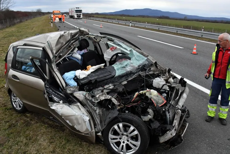 U Starom Petrovom Selu na autocesti udario autom u vojni kamion i poginuo