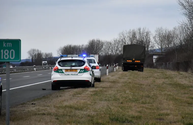 U Starom Petrovom Selu na autocesti udario autom u vojni kamion i poginuo