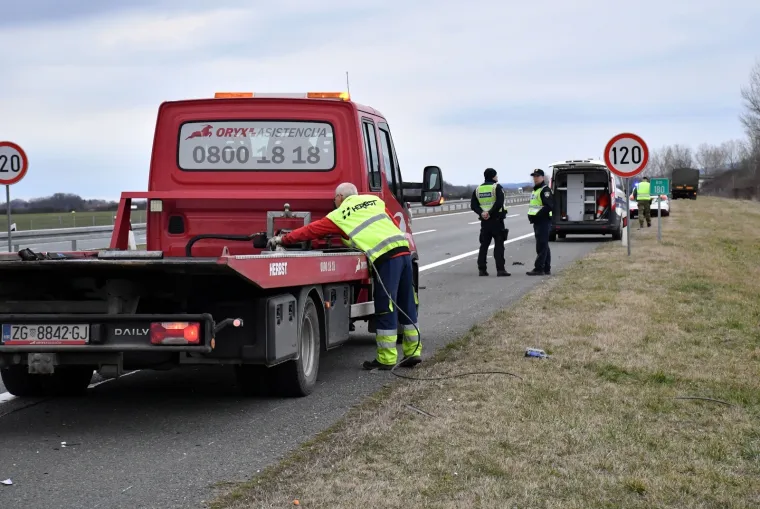 U Starom Petrovom Selu na autocesti udario autom u vojni kamion i poginuo