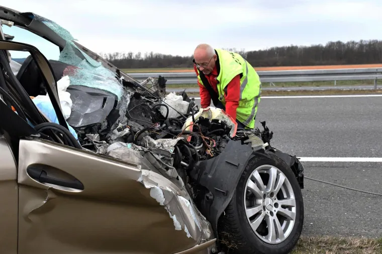 U Starom Petrovom Selu na autocesti udario autom u vojni kamion i poginuo