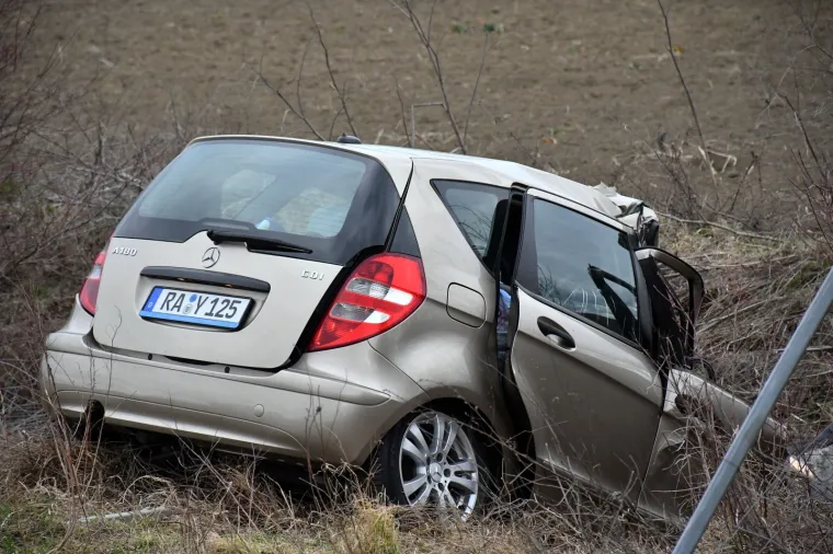 U Starom Petrovom Selu na autocesti udario autom u vojni kamion i poginuo