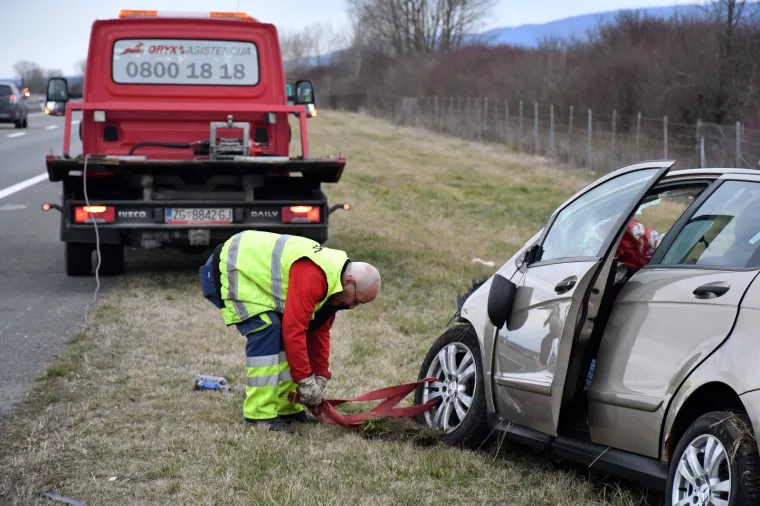 U Starom Petrovom Selu na autocesti udario autom u vojni kamion i poginuo