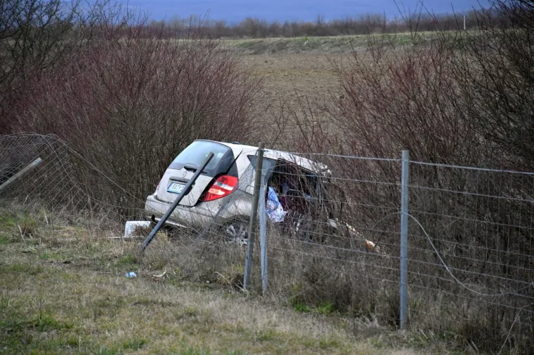 U Starom Petrovom Selu na autocesti udario autom u vojni kamion i poginuo