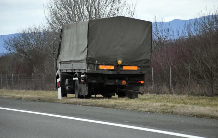 U Starom Petrovom Selu na autocesti udario autom u vojni kamion i poginuo