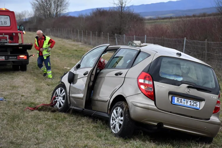 U Starom Petrovom Selu na autocesti udario autom u vojni kamion i poginuo