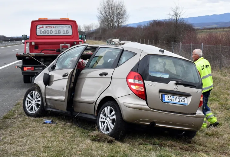 U Starom Petrovom Selu na autocesti udario autom u vojni kamion i poginuo