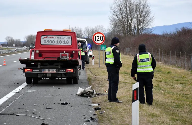 U Starom Petrovom Selu na autocesti udario autom u vojni kamion i poginuo