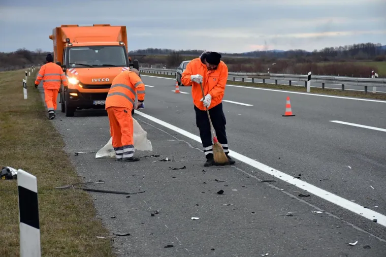 U Starom Petrovom Selu na autocesti udario autom u vojni kamion i poginuo