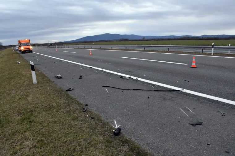 U Starom Petrovom Selu na autocesti udario autom u vojni kamion i poginuo
