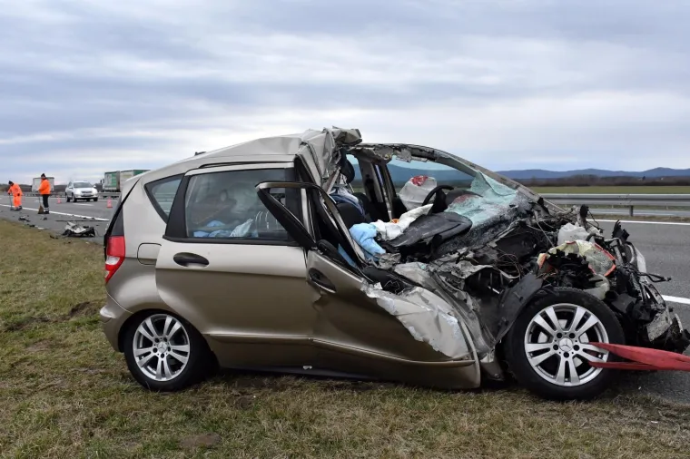 U Starom Petrovom Selu na autocesti udario autom u vojni kamion i poginuo