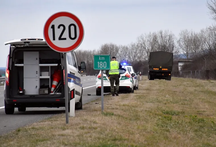 U Starom Petrovom Selu na autocesti udario autom u vojni kamion i poginuo