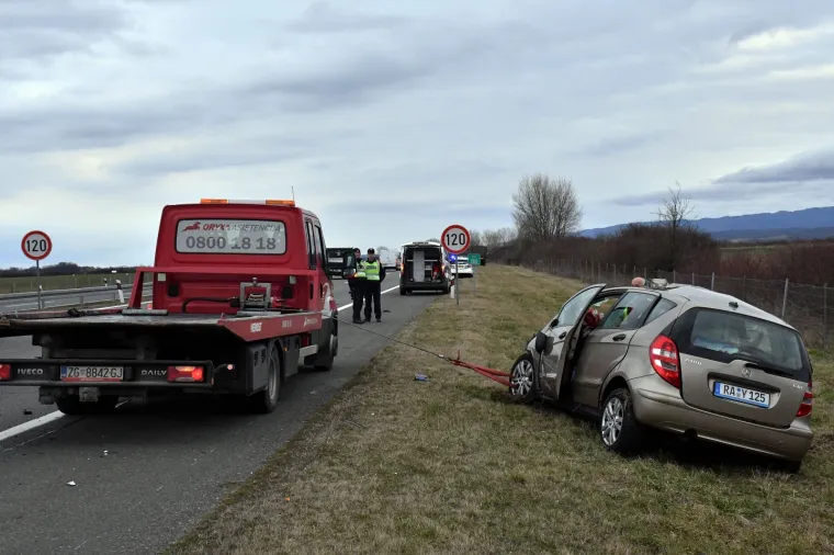 U Starom Petrovom Selu na autocesti udario autom u vojni kamion i poginuo
