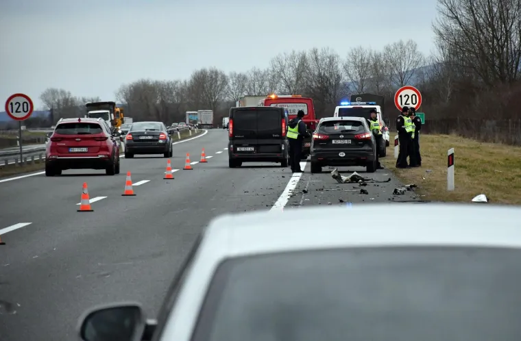 U Starom Petrovom Selu na autocesti udario autom u vojni kamion i poginuo
