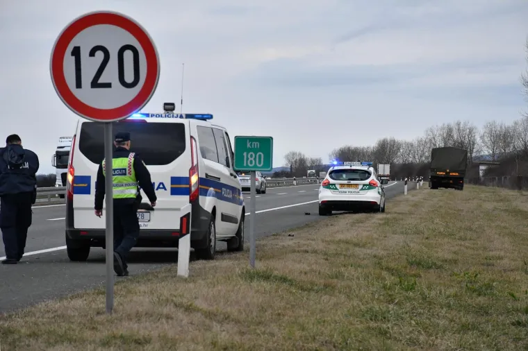 U Starom Petrovom Selu na autocesti udario autom u vojni kamion i poginuo