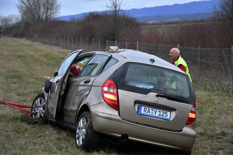 U Starom Petrovom Selu na autocesti udario autom u vojni kamion i poginuo