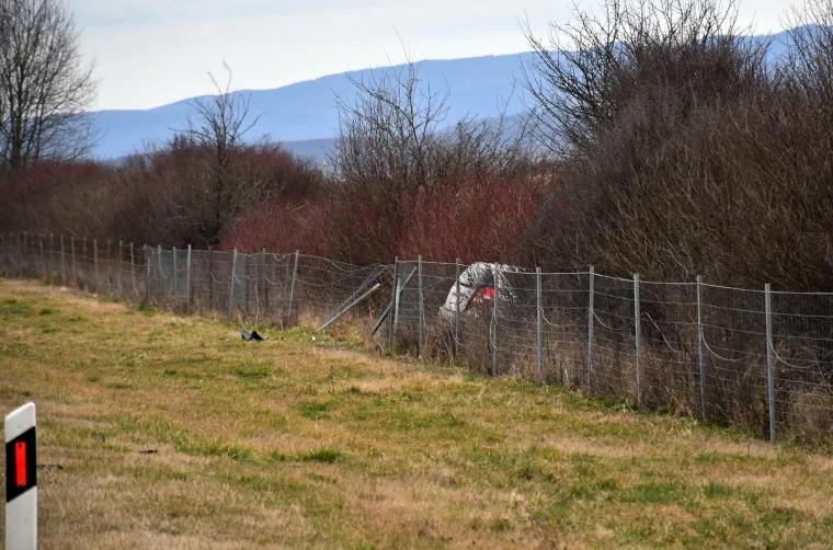 U Starom Petrovom Selu na autocesti udario autom u vojni kamion i poginuo