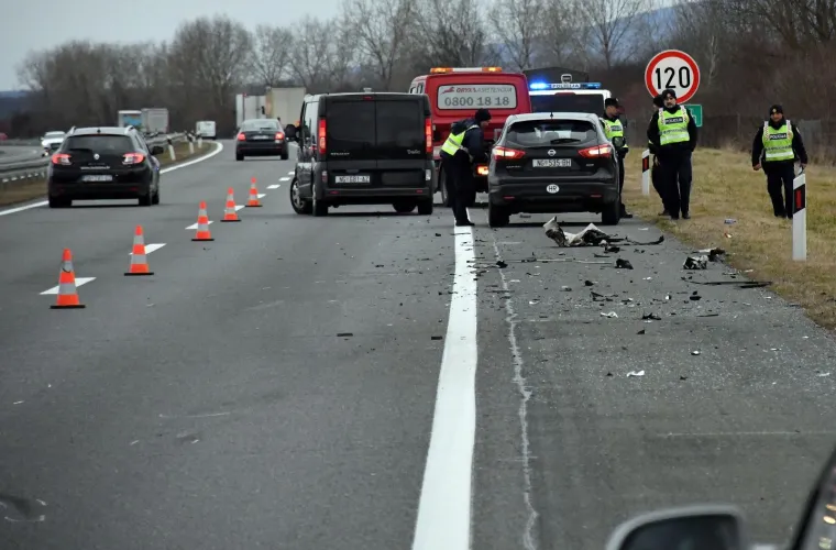 U Starom Petrovom Selu na autocesti udario autom u vojni kamion i poginuo