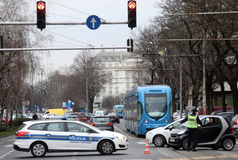 Kod po&scaron;te u Branimirovoj: Automobilom se zabio u tramvajsku stanicu, vozač prevezen u bolnicu
