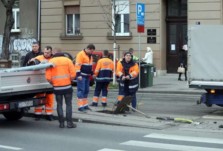 Kod po&scaron;te u Branimirovoj: Automobilom se zabio u tramvajsku stanicu, vozač prevezen u bolnicu