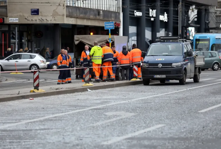 Kod po&scaron;te u Branimirovoj: Automobilom se zabio u tramvajsku stanicu, vozač prevezen u bolnicu