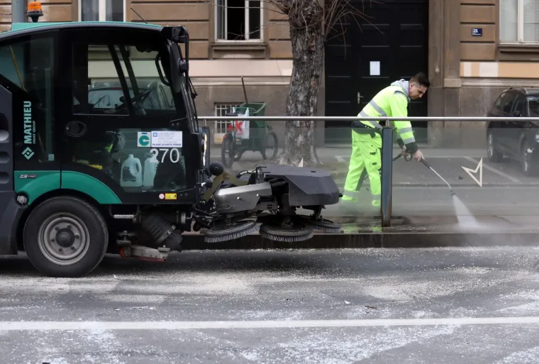 Kod po&scaron;te u Branimirovoj: Automobilom se zabio u tramvajsku stanicu, vozač prevezen u bolnicu