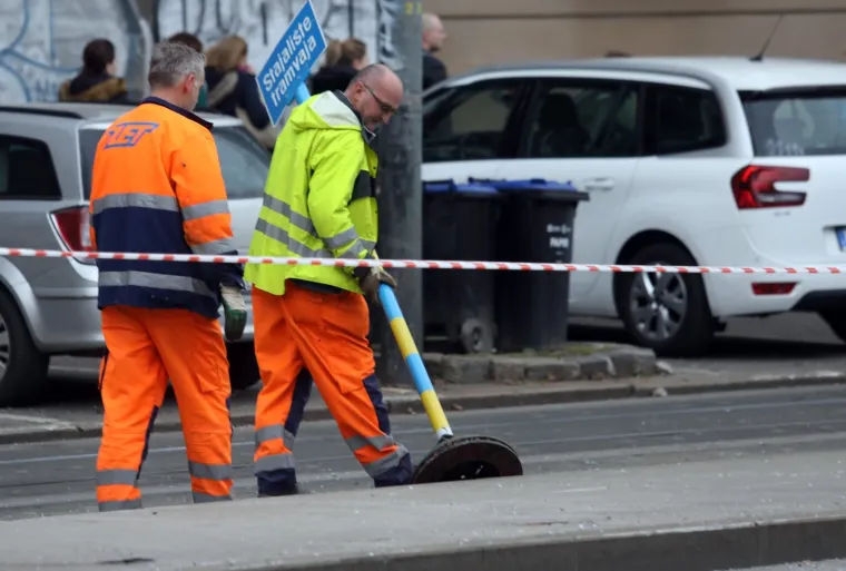 Kod po&scaron;te u Branimirovoj: Automobilom se zabio u tramvajsku stanicu, vozač prevezen u bolnicu