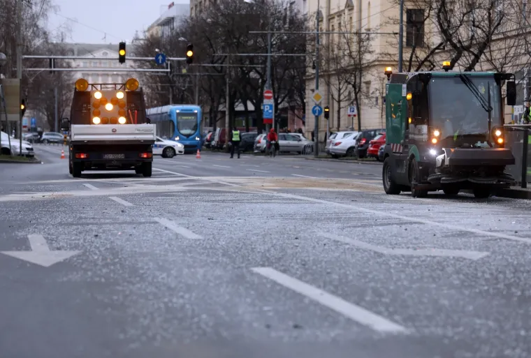 Kod po&scaron;te u Branimirovoj: Automobilom se zabio u tramvajsku stanicu, vozač prevezen u bolnicu