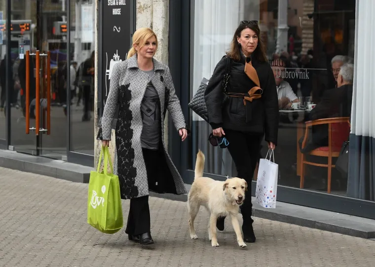 24.02.2020., Zagreb - Bivša predsjednica RH Kolinda Grabar Kitarović u šetnji gradom sa psom i svojom bivšom savjetnicom. Foto: Marko Lukunić/PIXSELL