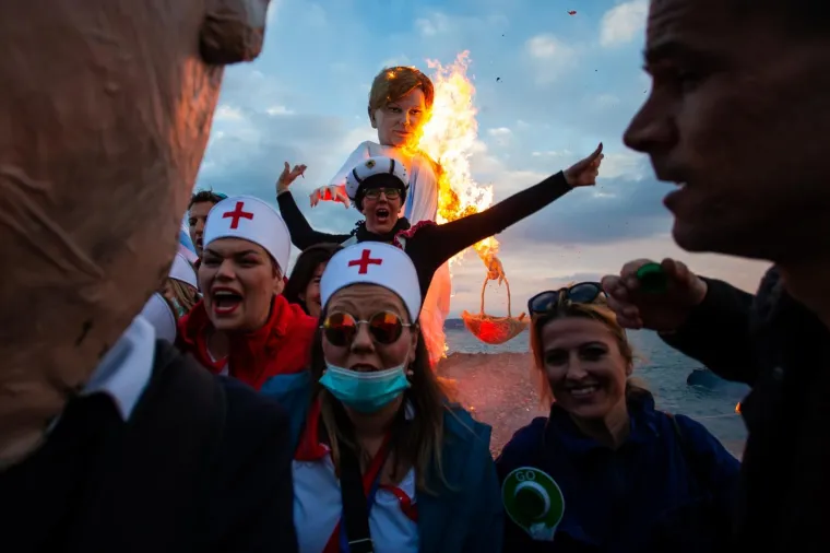 Kolinda Grabar-Kitarović u potpunosti izgorjela! Maškare spalile lutku s njenim likom