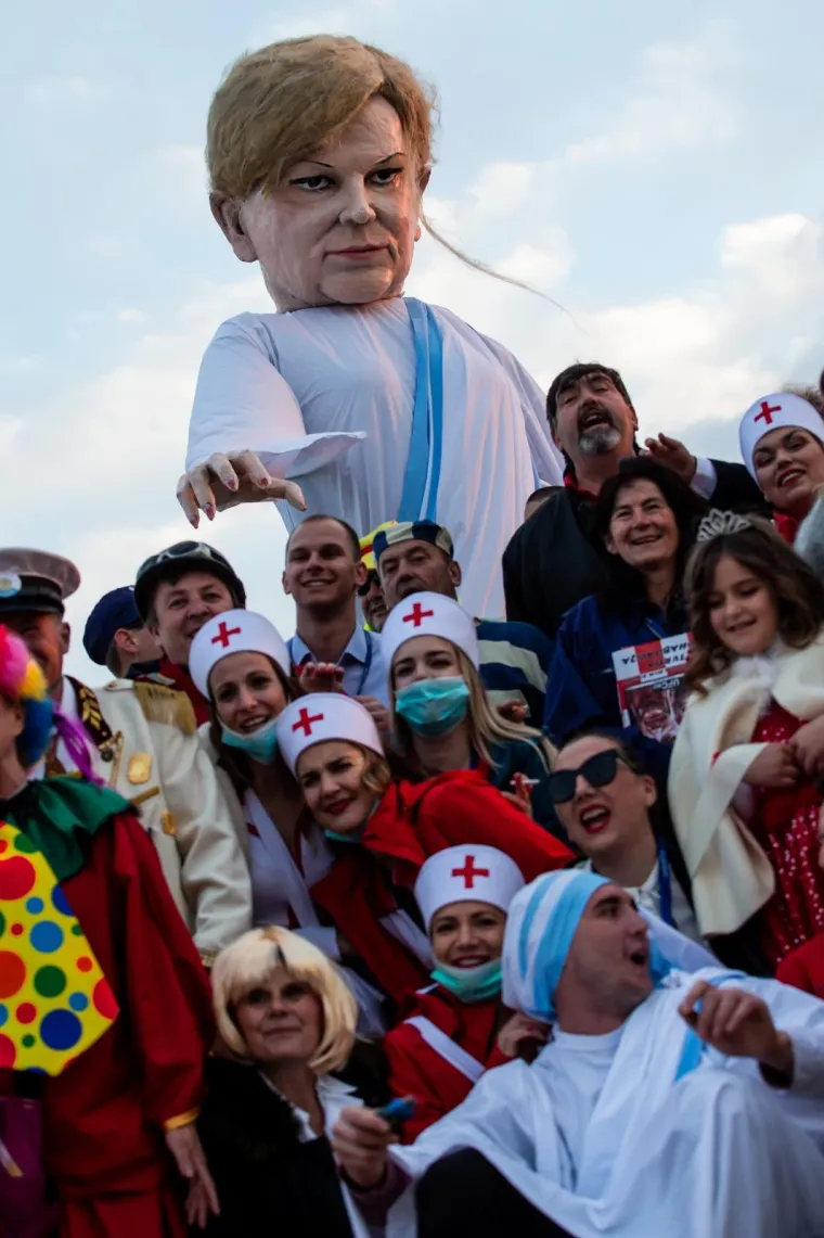 Kolinda Grabar-Kitarović u potpunosti izgorjela! Maškare spalile lutku s njenim likom