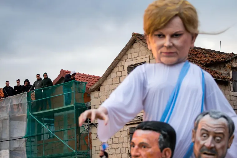 Kolinda Grabar-Kitarović u potpunosti izgorjela! Maškare spalile lutku s njenim likom
