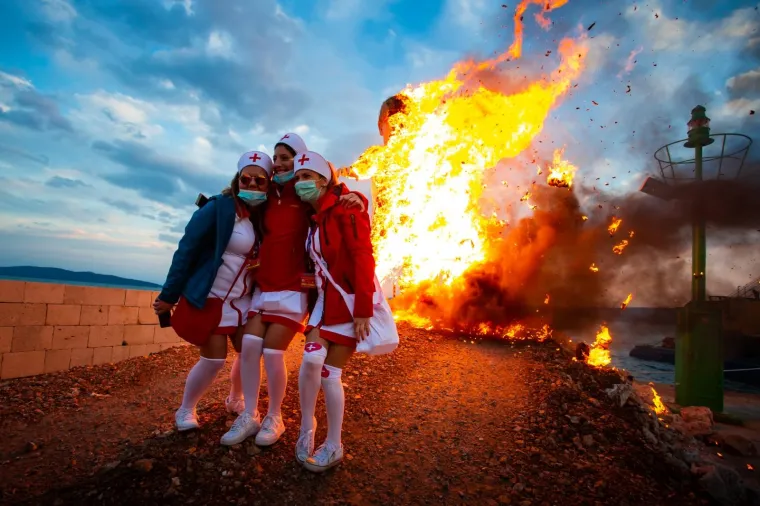 Kolinda Grabar-Kitarović u potpunosti izgorjela! Ma&scaron;kare spalile lutku s njenim likom