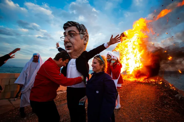 Kolinda Grabar-Kitarović u potpunosti izgorjela! Ma&scaron;kare spalile lutku s njenim likom