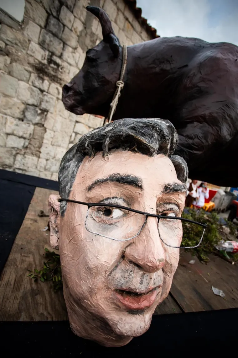 Kolinda Grabar-Kitarović u potpunosti izgorjela! Ma&scaron;kare spalile lutku s njenim likom