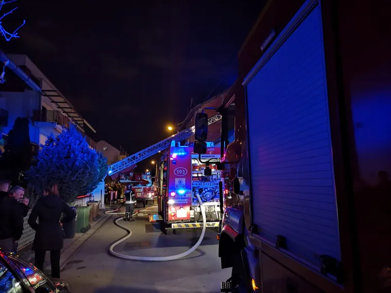 Buknuo požar u zgradi u Zagrebu: Gorjelo je u potkrovlju, na terenu su vatrogasci