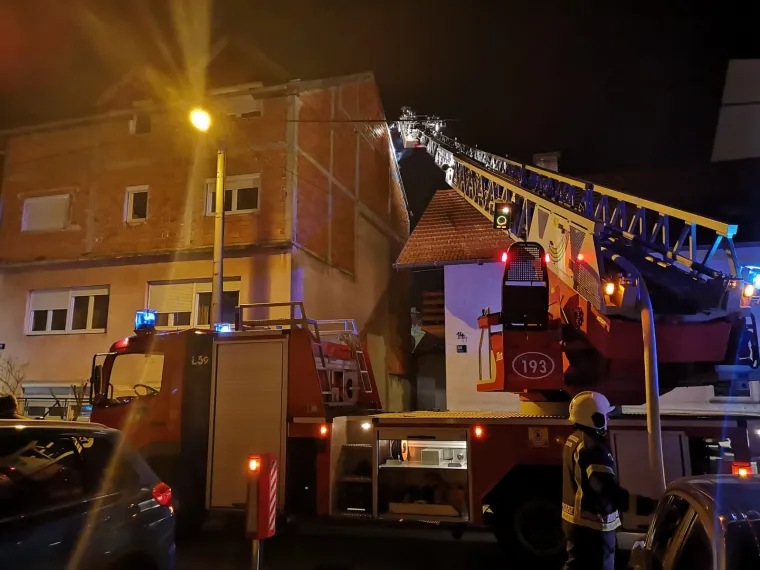 Buknuo požar u zgradi u Zagrebu: Gorjelo je u potkrovlju, na terenu su vatrogasci