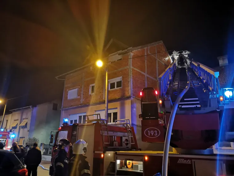 Buknuo požar u zgradi u Zagrebu: Gorjelo je u potkrovlju, na terenu su vatrogasci