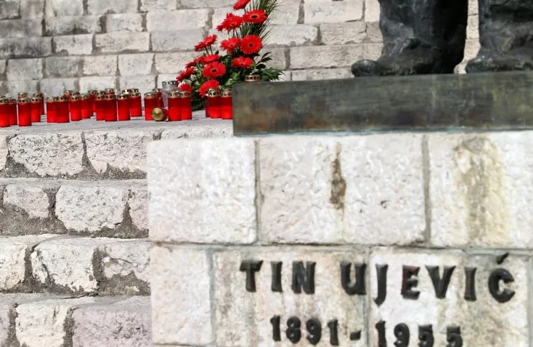 Imoćani odali počast spaljenim lutkama gay para: Ostavili cvijeće i lampione