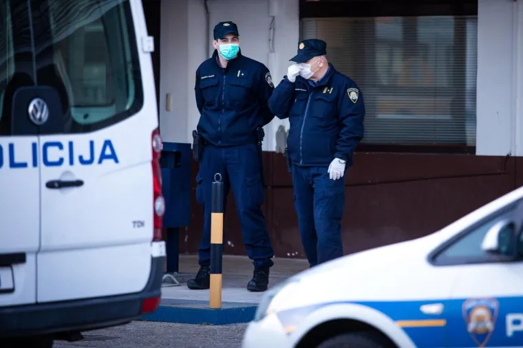 Opasnost od &scaron;irenja koronavirusa: Trajekt iz Italije u Splitu dočekali policajci s maskama i rukavicama