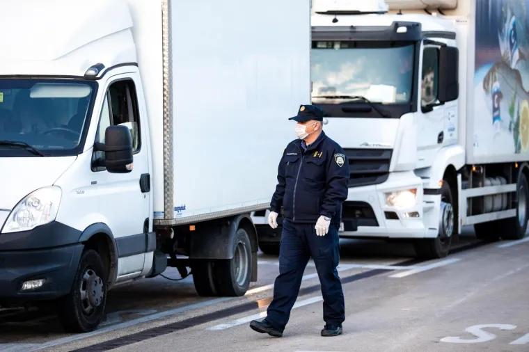 Opasnost od &scaron;irenja koronavirusa: Trajekt iz Italije u Splitu dočekali policajci s maskama i rukavicama