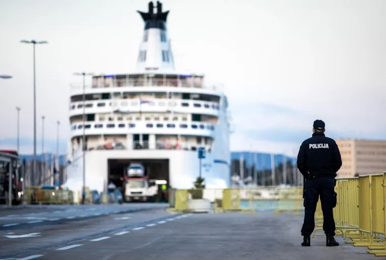 Opasnost od &scaron;irenja koronavirusa: Trajekt iz Italije u Splitu dočekali policajci s maskama i rukavicama