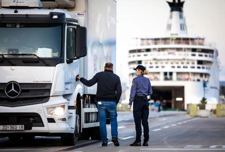 Opasnost od &scaron;irenja koronavirusa: Trajekt iz Italije u Splitu dočekali policajci s maskama i rukavicama