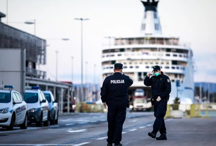 Opasnost od &scaron;irenja koronavirusa: Trajekt iz Italije u Splitu dočekali policajci s maskama i rukavicama