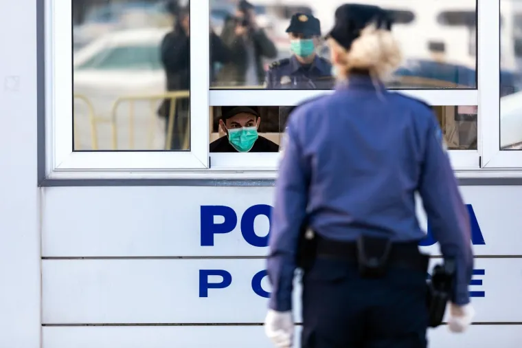 Opasnost od &scaron;irenja koronavirusa: Trajekt iz Italije u Splitu dočekali policajci s maskama i rukavicama