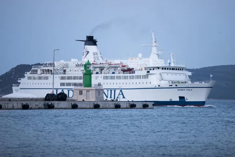 Opasnost od &scaron;irenja koronavirusa: Trajekt iz Italije u Splitu dočekali policajci s maskama i rukavicama