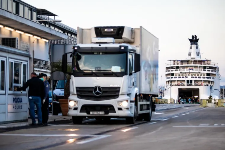 Opasnost od &scaron;irenja koronavirusa: Trajekt iz Italije u Splitu dočekali policajci s maskama i rukavicama