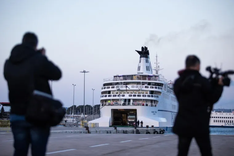 Opasnost od &scaron;irenja koronavirusa: Trajekt iz Italije u Splitu dočekali policajci s maskama i rukavicama