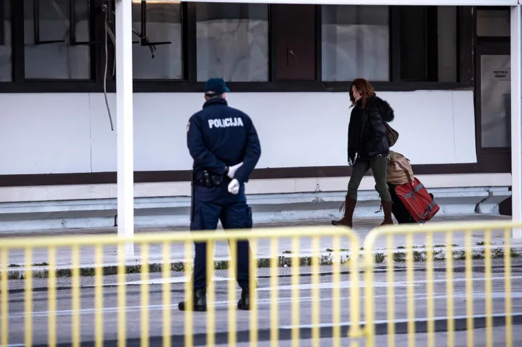 Opasnost od &scaron;irenja koronavirusa: Trajekt iz Italije u Splitu dočekali policajci s maskama i rukavicama