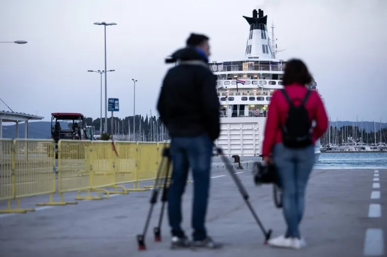 Opasnost od &scaron;irenja koronavirusa: Trajekt iz Italije u Splitu dočekali policajci s maskama i rukavicama